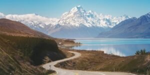 Aotearoa: Exploring the Land of the Long White Cloud and its People