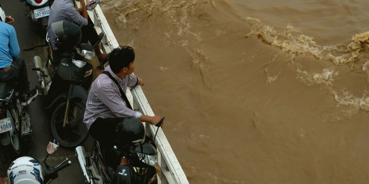 Nepal Tibet Flooding 900 Dead, Thousands Missing After Glacier Collapse